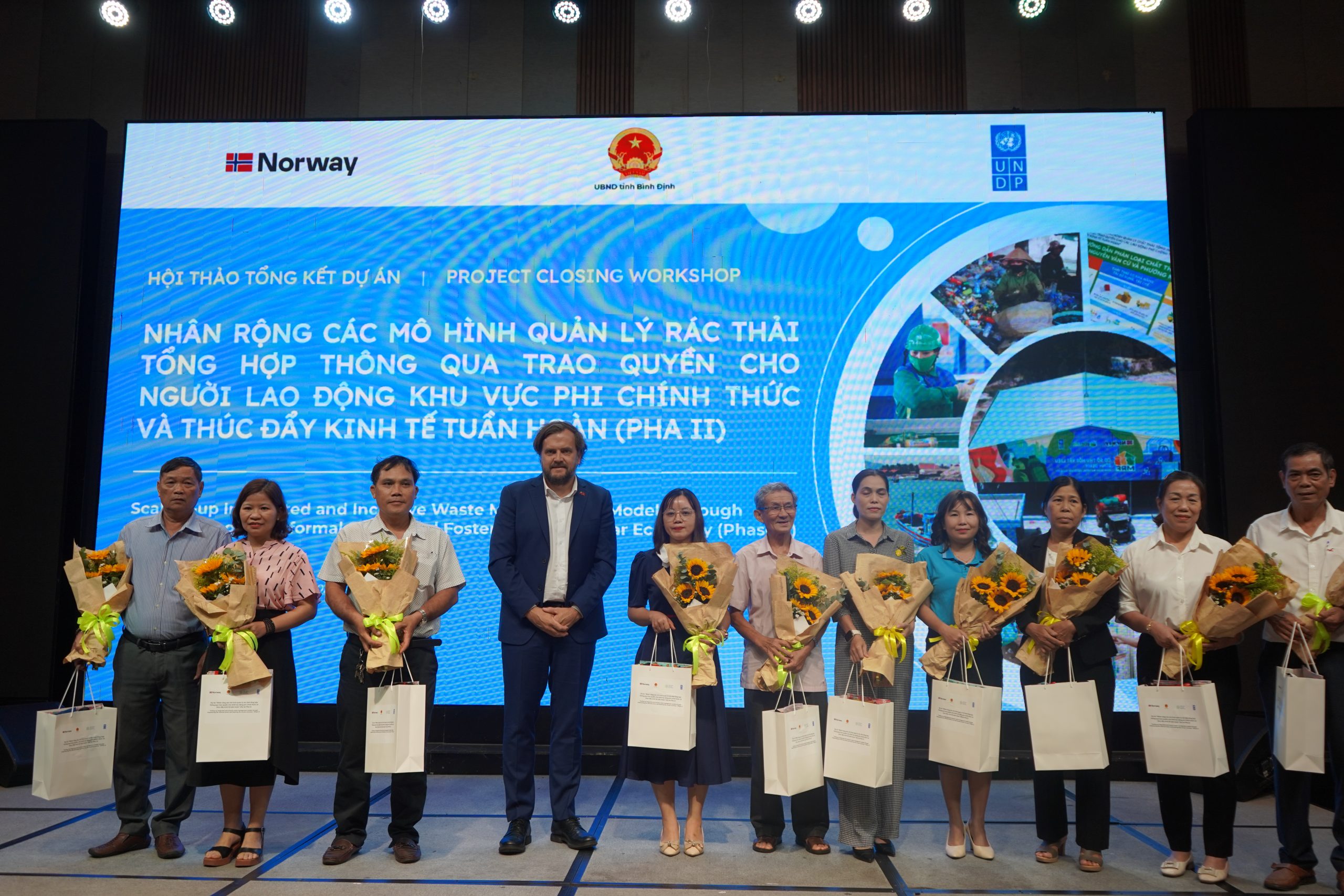 Ông Erlend Skutlaberg đại diện trao quà cho các hộ gia đình và thành viên bộ phận tuyên truyền tham gia tích cực chương trình thí điểm phân loại rác tại nguồn của dự án.